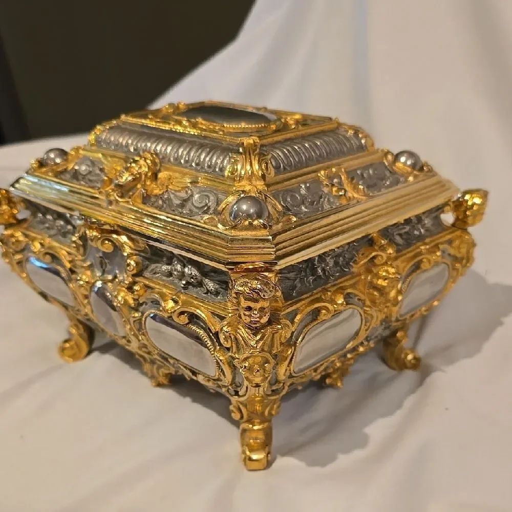 EARHAD & SOHNE VINTAGE CASKET JEWLERY BOX!Elegant Gold and Silver Decorative Box - Picture 4 of 15